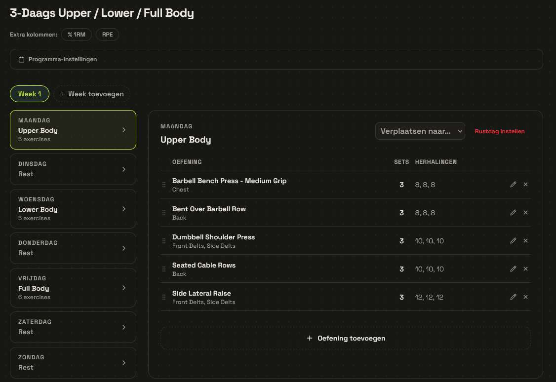 Trainingsschema builder in LiftnLog met oefeningen en sets per trainingsdag